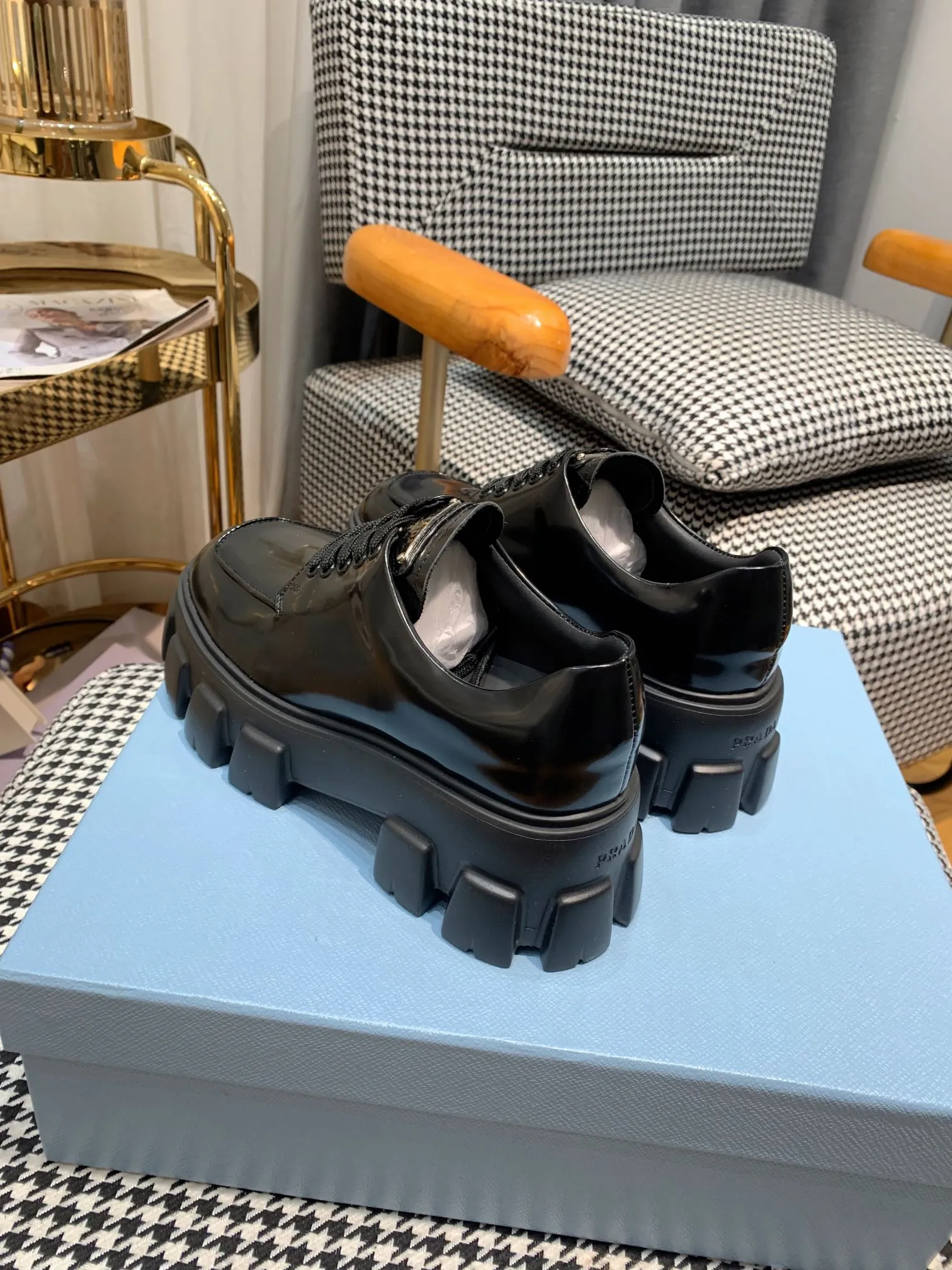 👟👟Ex-factory price 480👟👟 ss23 Prada 👟👟 💥The T-stage catwalk model "Dream Never Sleeps" can be used on important occasions. It has an aristocratic feel and is perfect on the feet💃💃The entire series is full of exciting and unexpected combinations of elements, with a strong artistic flavor, allowing you to appreciate the ever-changing style of Prada girls. 1⃣ Upper: cowhide with open edge beads/patent leather 2⃣ Lining: imported sheepskin 3⃣ Outsole: lightweight foam outsole Size 35M-40M